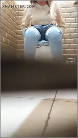 Toilet voyeur, pretty teen pees
